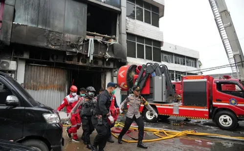 
          Imagem ilustrativa da imagem Incêndio atinge prédio de sete andares na Indonésia e deixa 20 mortos
          
