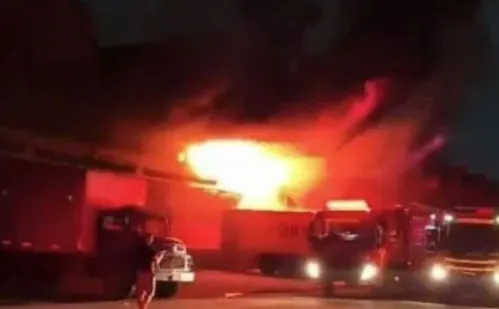 
          Imagem ilustrativa da imagem Incêndio de grandes proporções atinge Ceasa no Rio de Janeiro
          