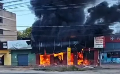 
          Imagem ilustrativa da imagem Incêndio destrói lojas no Sul do ES
          