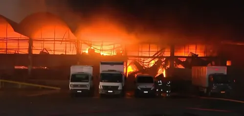 
          Imagem ilustrativa da imagem Incêndio que atingiu a Ceasa no Rio de Janeiro destruiu pavilhão; veja imagens
          