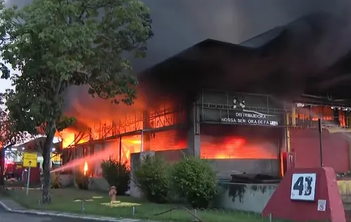 
          Imagem ilustrativa da imagem Incêndio que atingiu a Ceasa no Rio de Janeiro destruiu pavilhão; veja imagens
          