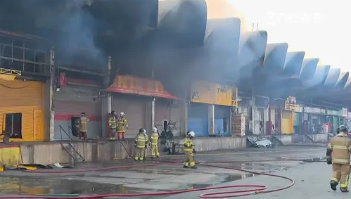 
          Imagem ilustrativa da imagem Incêndio que atingiu a Ceasa no Rio de Janeiro destruiu pavilhão; veja imagens
          