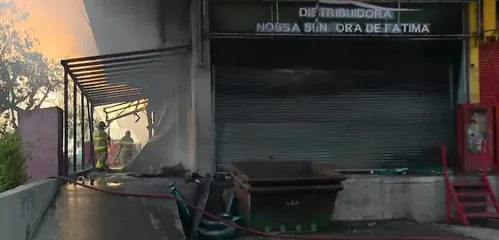 
          Imagem ilustrativa da imagem Incêndio que atingiu a Ceasa no Rio de Janeiro destruiu pavilhão; veja imagens
          