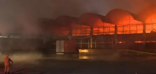 
          Imagem ilustrativa da imagem Incêndio que atingiu a Ceasa no Rio de Janeiro destruiu pavilhão; veja imagens
          