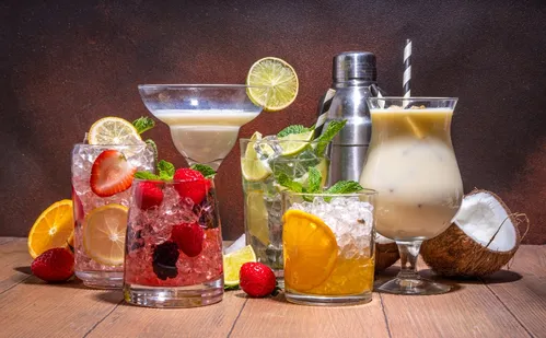 
          Imagem ilustrativa da imagem Indústrias e bares mudam bebidas de olho nos jovens
          