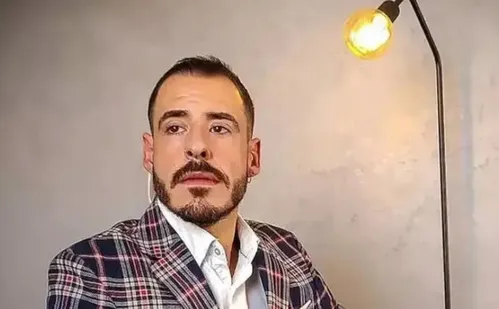 
          Imagem ilustrativa da imagem Influenciador conhecido como 'Calvo do Campari', é preso por violência doméstica
          