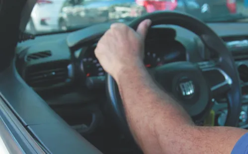 
          Imagem ilustrativa da imagem Infrações de trânsito: mais de 10 mil motoristas multados em blitze do verão
          