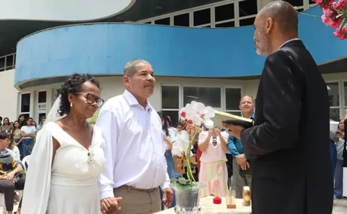 
          Imagem ilustrativa da imagem Internada com diabetes, paciente se casa em hospital
          