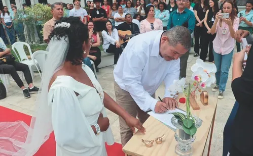 
          Imagem ilustrativa da imagem Internada com diabetes, paciente se casa em hospital
          