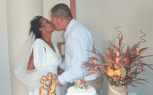 
          Imagem ilustrativa da imagem Internada com diabetes, paciente se casa em hospital
          