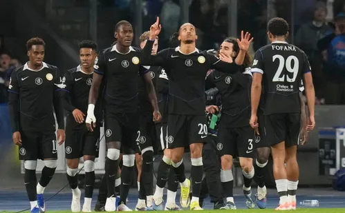 
          Imagem ilustrativa da imagem João Pedro marca, Chelsea vai às oitavas e elimina o Napoli na Champions
          