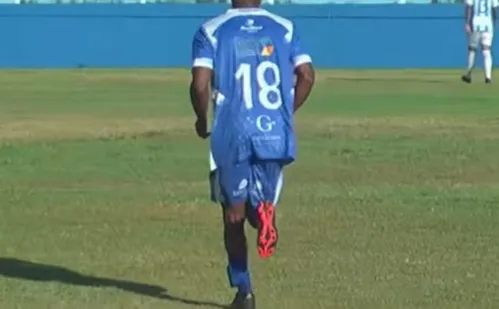 
          Imagem ilustrativa da imagem Jogador retorna aos gramados com tornozeleira após deixar a prisão no RJ
          