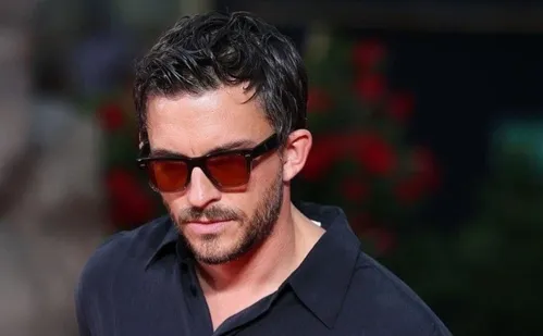 
          Imagem ilustrativa da imagem Jonathan Bailey é eleito pela 'People' como o Homem Mais Sexy do Mundo de 2025
          