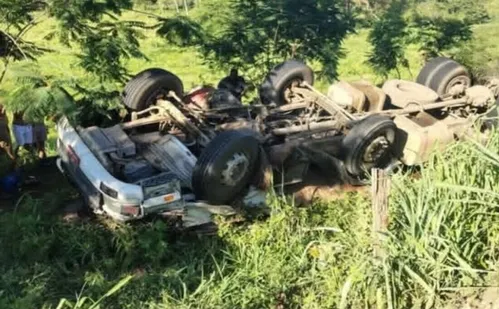 
          Imagem ilustrativa da imagem Jovem de 18 anos morre após caminhão carregado de abacaxis tombar no ES
          