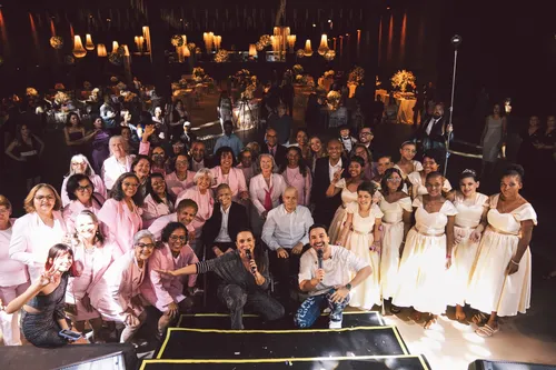 
          Imagem ilustrativa da imagem Jovens em tratamento contra o câncer celebram a vida em grande baile de debutantes
          