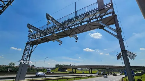 
          Imagem ilustrativa da imagem Justiça autoriza aplicação de multa por não pagamento de pedágio free flow na Via Dutra
          