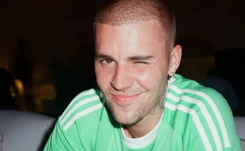 
          Imagem ilustrativa da imagem Justin Bieber relata queda de skate elétrico: "Até cantar, rir, tudo dói"
          