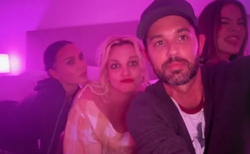 
          Imagem ilustrativa da imagem Kim Kardashian recebe Britney Spears para noite do pijama na Califórnia
          