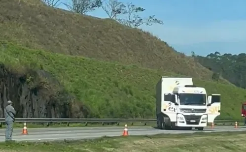 
          Imagem ilustrativa da imagem Trecho de rodovia é interditado por ameaça de bomba em São Paulo
          