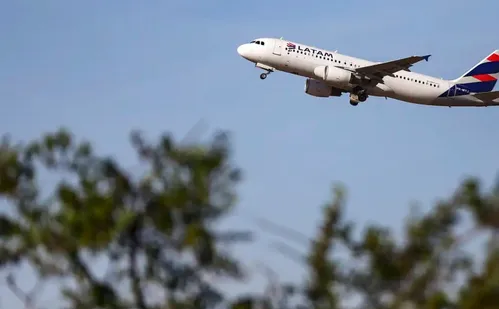 
          Imagem ilustrativa da imagem Latam cancela 173 voos após greve de pilotos no Chile e afeta 20 mil passageiros
          