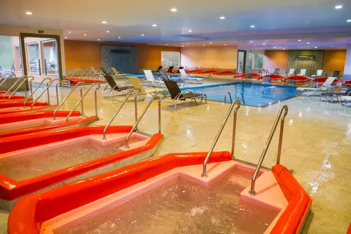 
          Imagem ilustrativa da imagem Lazer completo no primeiro resort do Espírito Santo
          