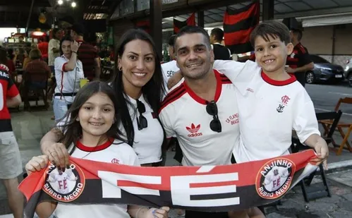 
          Imagem ilustrativa da imagem Libertadores: Título em Lima e muita festa em Vitória
          