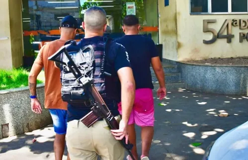 
          Imagem ilustrativa da imagem Líder de milícia na Baixada Fluminense e policial civil são presos suspeitos de vazarem operações
          