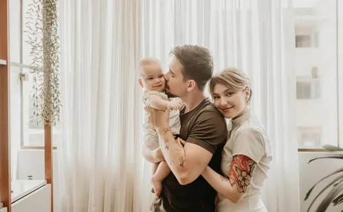 
          Imagem ilustrativa da imagem Lucas Borba, viúvo de Isabel Veloso, publica carta ao filho: 'Não será fácil'
          