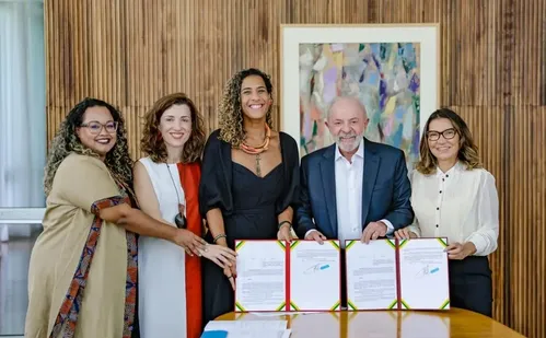 
          Imagem ilustrativa da imagem Lula assina 28 decretos para regularizar territórios de quilombolas
          