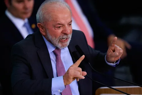 
          Imagem ilustrativa da imagem Lula diz que é preciso trabalho coordenado para não por em risco policiais e famílias inocentes
          