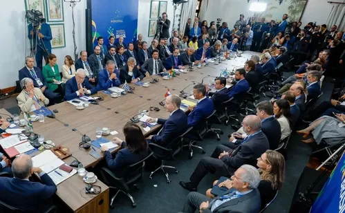 
          Imagem ilustrativa da imagem Lula tem reuniões bilaterais com presidentes do Panamá e Uruguai
          