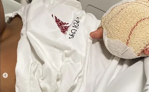 
          Imagem ilustrativa da imagem Mãe de aluno que teve dedos decepados em Portugal abandona casa após represálias
          