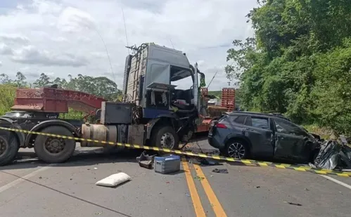 
          Imagem ilustrativa da imagem Mãe e filho morrem em acidente na BR-101; pista ficou interditada por 5 horas
          