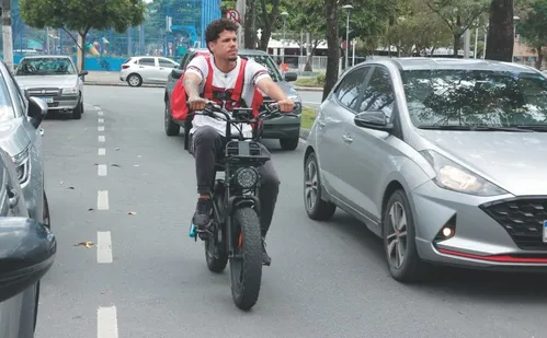 
          Imagem ilustrativa da imagem Mais 50 profissionais passam todo dia a trabalhar por aplicativos no ES
          