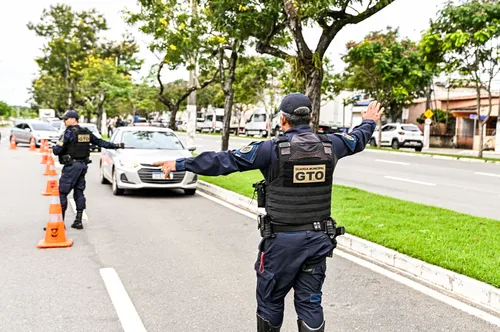 
          Imagem ilustrativa da imagem Blitze em Vitória aborda mais de 300 veículos no último fim de semana
          