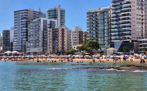 
          Imagem ilustrativa da imagem Mais de 900 ônibus devem chegar a Guarapari até o Réveillon
          
