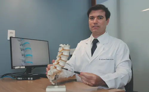 
          Imagem ilustrativa da imagem Mais jovens buscam médicos por tratamentos para dores nas costas
          