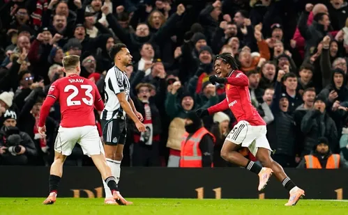 
          Imagem ilustrativa da imagem Manchester United derrota Newcastle e se aproxima do G-4 do Campeonato Inglês
          