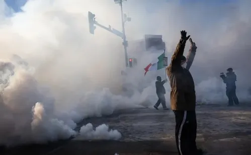 
          Imagem ilustrativa da imagem Manifestantes protestam em Minneapolis após morte de enfermeiro
          