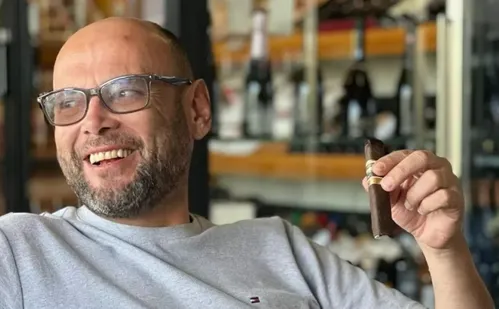 
          Imagem ilustrativa da imagem Marcelo VIP, um dos maiores golpistas do Brasil, morre aos 49 anos
          