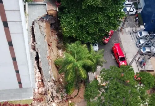 
          Imagem ilustrativa da imagem Marquise de prédio residencial desaba no bairro do Espinheiro, no Recife
          