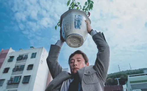 
          Imagem ilustrativa da imagem “Marty Supreme”: Ambição sem limites na tela dos cinemas
          