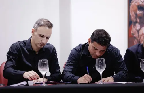 
          Imagem ilustrativa da imagem Matheus Souto Maior toma posse como presidente do Sport
          