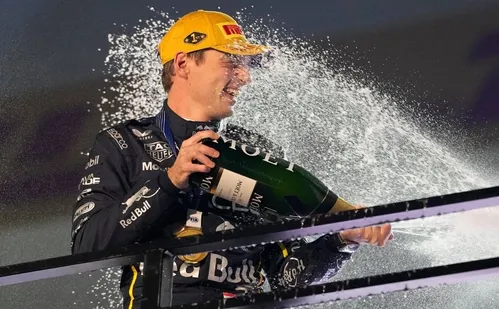 
          Imagem ilustrativa da imagem McLaren punida e Verstappen renova sonho do penta
          