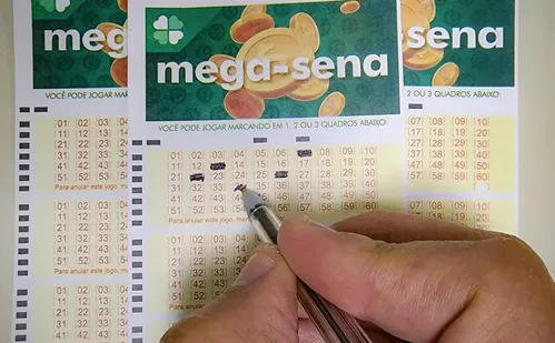 
          Imagem ilustrativa da imagem Mega-sena volta a acumular e pode pagar R$ 18 milhões na próxima terça
          
