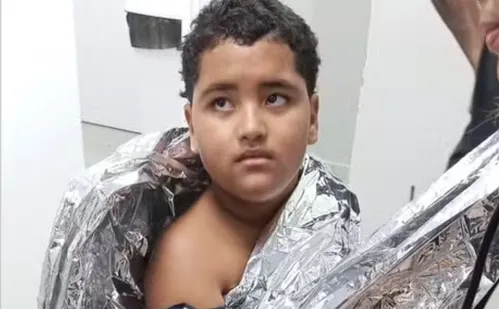 
          Imagem ilustrativa da imagem Menino é encontrado após 8 horas à deriva no mar
          