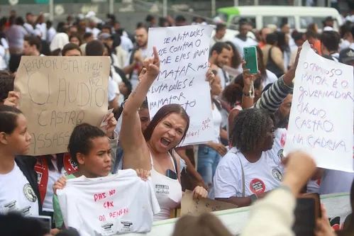 
          Imagem ilustrativa da imagem Moradores do Complexo da Penha e Alemão protestam contra megaoperação que deixou 121 mortos no Rio
          