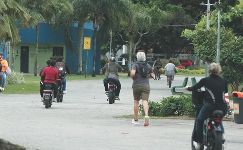 
          Imagem ilustrativa da imagem Moradores pedem mais rigor com bicicletas elétricas em parques, praças e calçadas
          