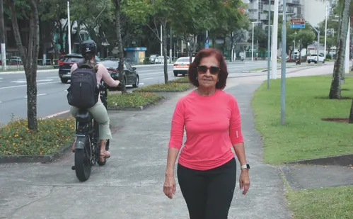 
          Imagem ilustrativa da imagem Moradores pedem mais rigor com bicicletas elétricas em parques, praças e calçadas
          