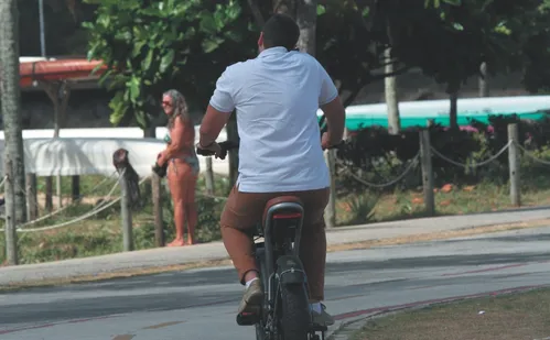 
          Imagem ilustrativa da imagem Moradores pedem mais rigor com bicicletas elétricas em parques, praças e calçadas
          